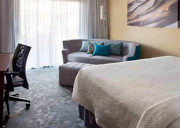 Courtyard By Marriott North Hotel